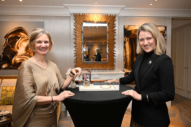 Silke Scheele und Alexandra Raven Birger Christensen (beide Ole Lynggaard) / Kunstkonnex Artconsulting Neujahrscocktail / Neujahrsempfang mit Ausstellung &bdquo;Gold! Malerei von Felix Rehfeld" im Hotel Mandarin Oriental / M&uuml;nchen / 28. Januar 2026 / Foto: Frank Rollitz / ABR-Pictures
